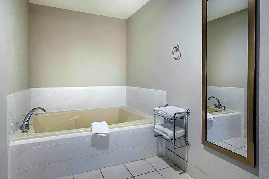 Clarion Pointe Harrodsburg-Danville
