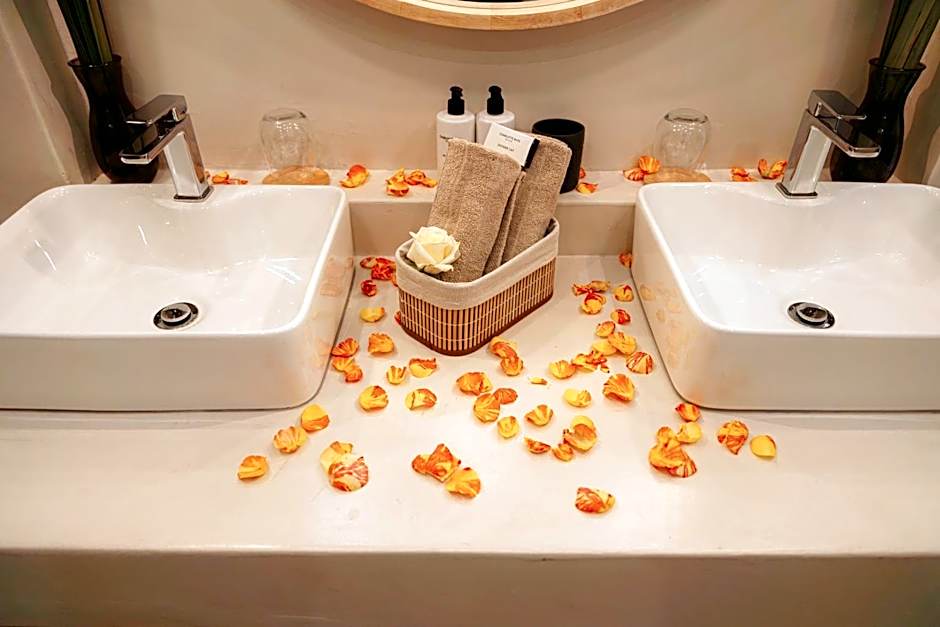 Bambuu Lakeside Lodge