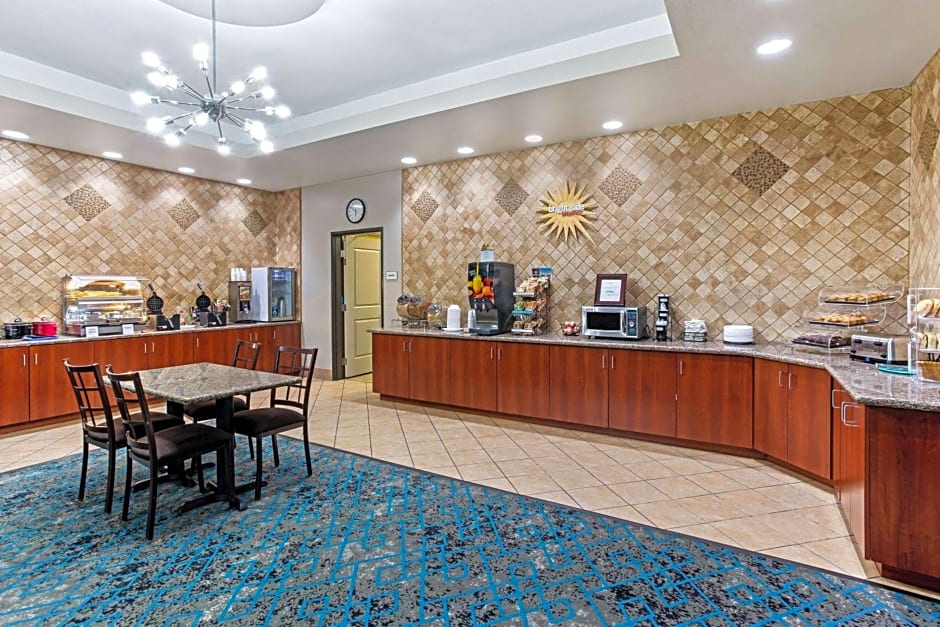 La Quinta Inn & Suites by Wyndham Denver Gateway Park