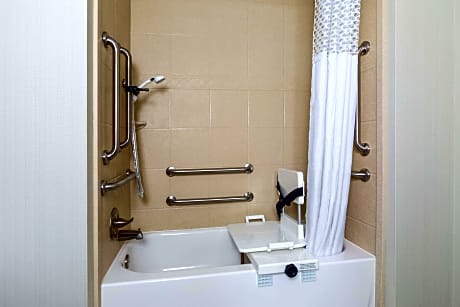 2 Queens Mobility/Hearing Access Tub Nosmok