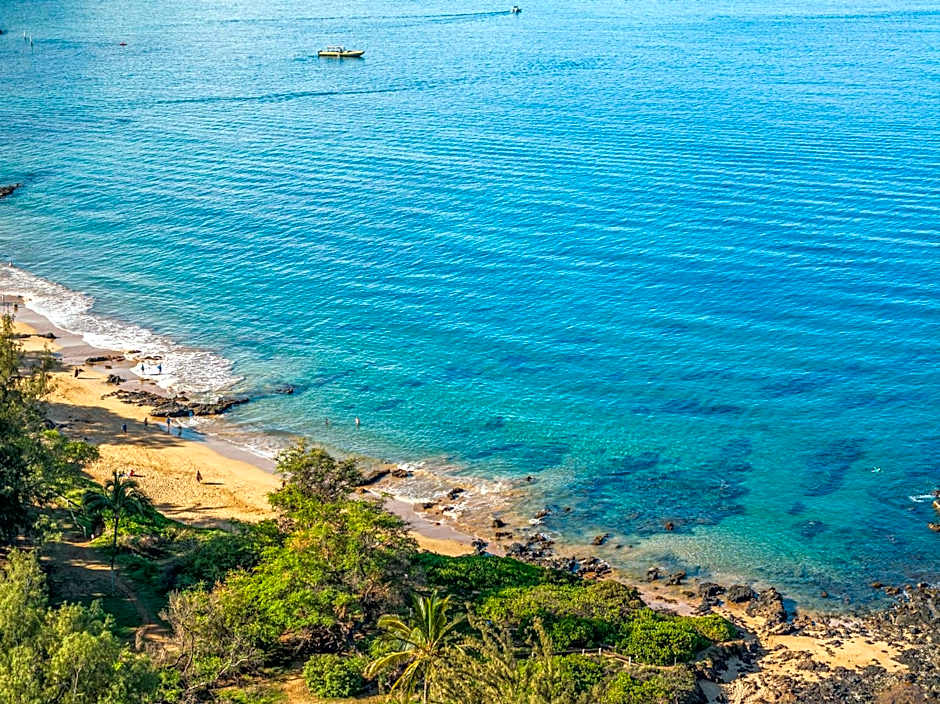 Prime Location! Walk to Beach, Shops & Dining!