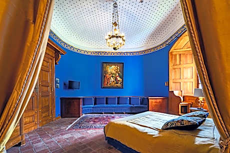 Deluxe One-Bedroom Apartment