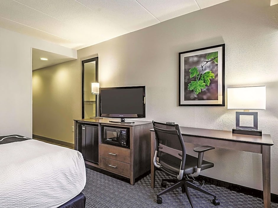 La Quinta Inn & Suites by Wyndham Warwick-Providence Airport