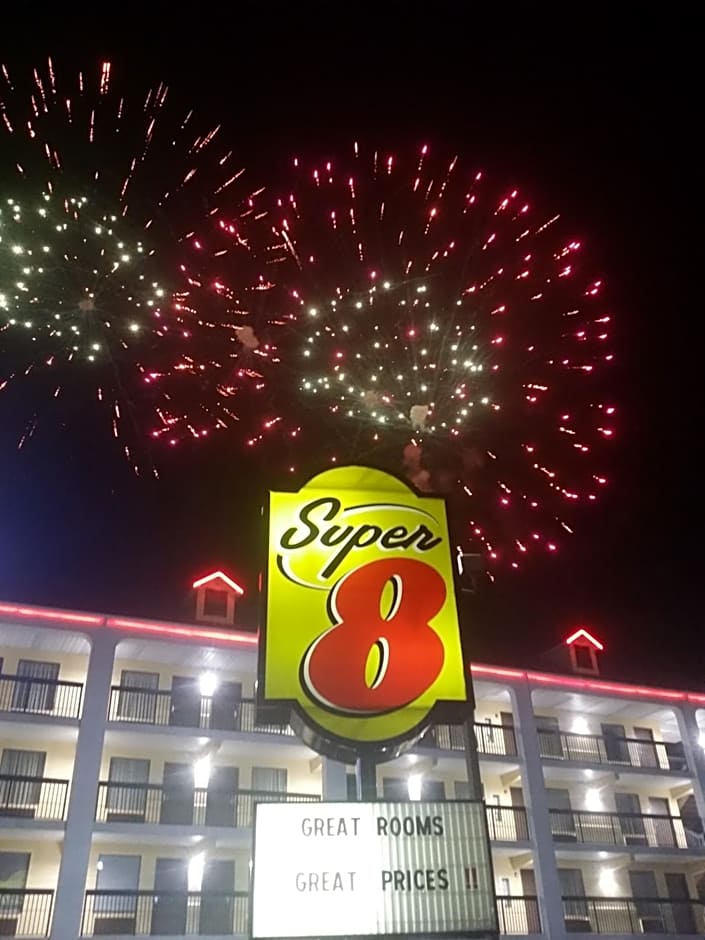 Super 8 by Wyndham Pigeon Forge Dollywood Lane