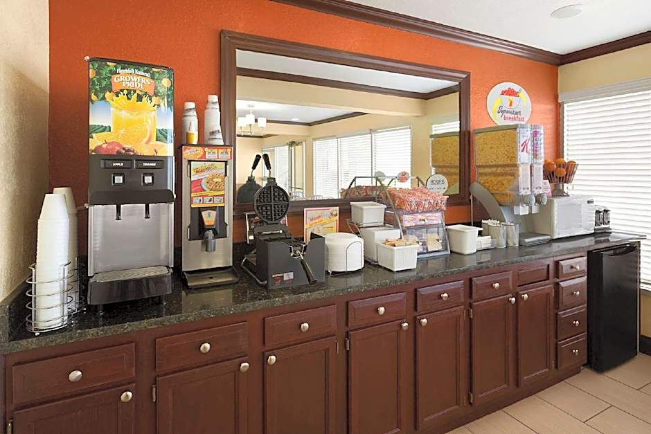 Super 8 by Wyndham Woodward