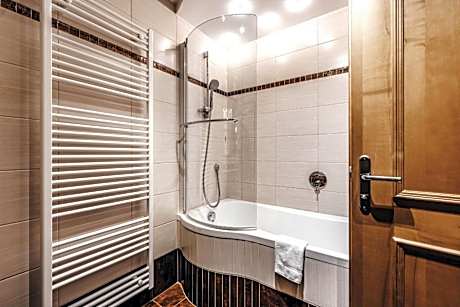 Family Suite (2 Adults + 2 Children)