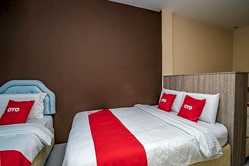 OYO 44078 The Island Hotel