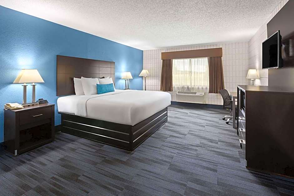 Photo 1 of 7 of 1 King Bed, Mobility Accessible, Roll in Shower