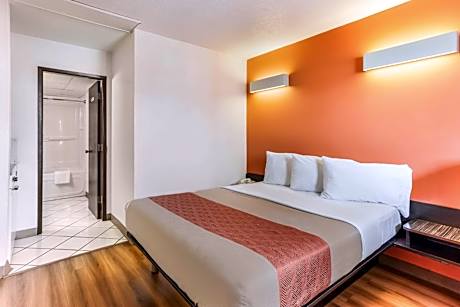 Standard Queen Room - Non-Smoking