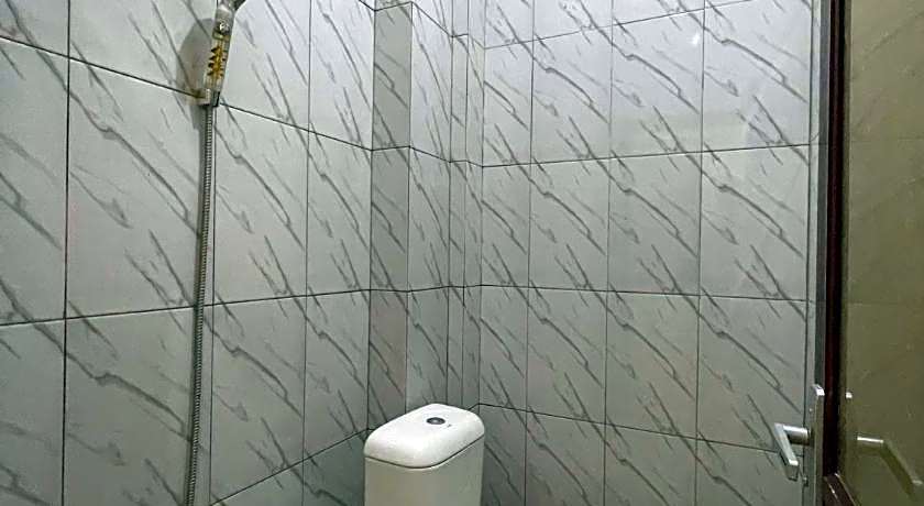 OYO 93414 Wisma Ratu Syariah Near SMP Negeri 2 Watang Pulu