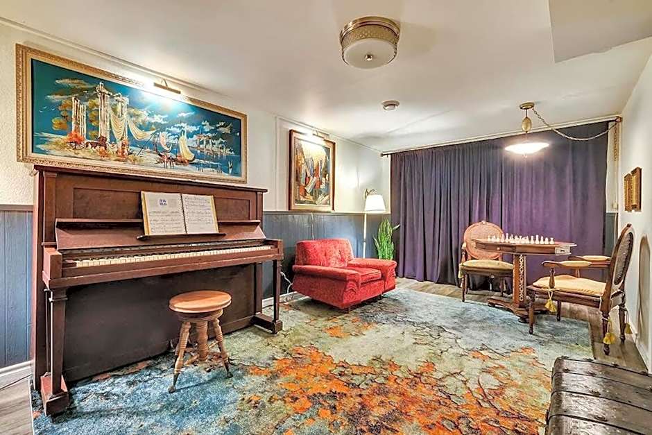 Retro vibe w hot tub piano lounge and vinyls