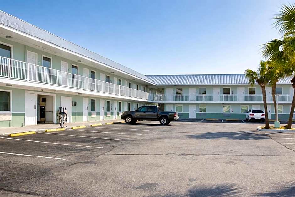 Destin Inn & Suites