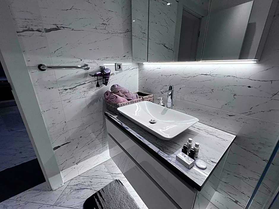 Stunning skyview luxury apt floor in high floor