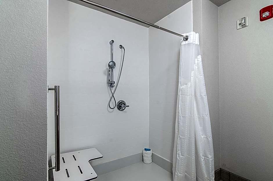 Holiday Inn Express & Suites - Atchison By IHG