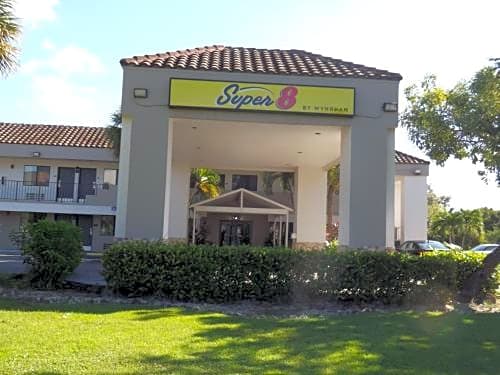 Super 8 by Wyndham Naples