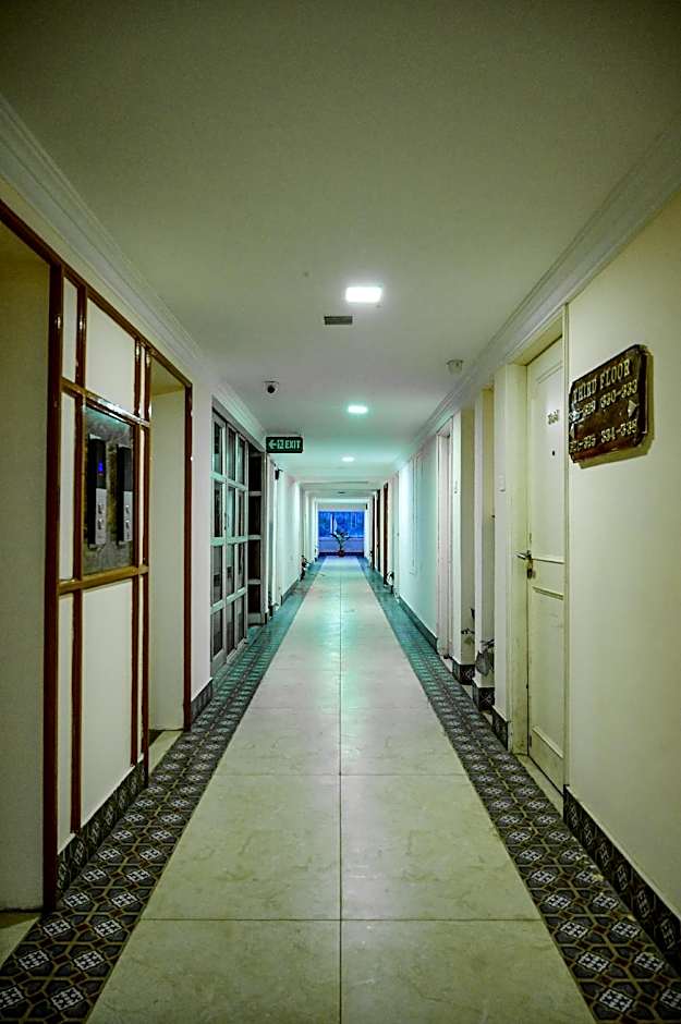 i-ROOMZ Maya's Kings Kourt