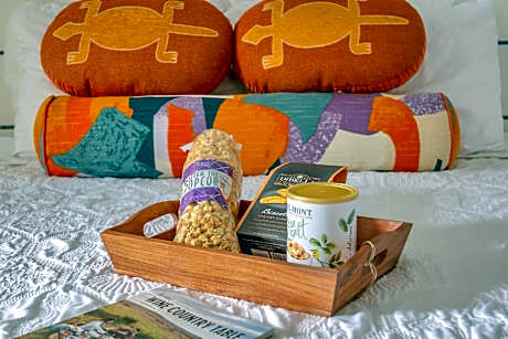 Apartment with Pool View