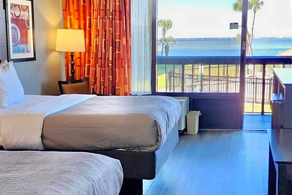Quality Inn & Suites Gulf Breeze Bayside near Pensacola Beach