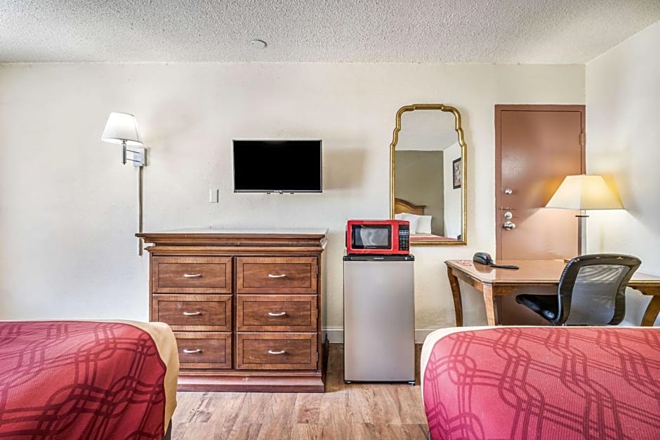 Econo Lodge Inn & Suites Macon