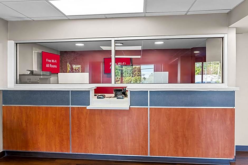 HomeTowne Studios by Red Roof Richmond - Airport Sandston