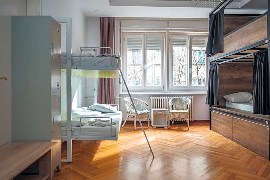 Central 4 Bedroom 154m2 Apartment with terrace