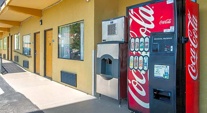 Econo Lodge Inn & Suites