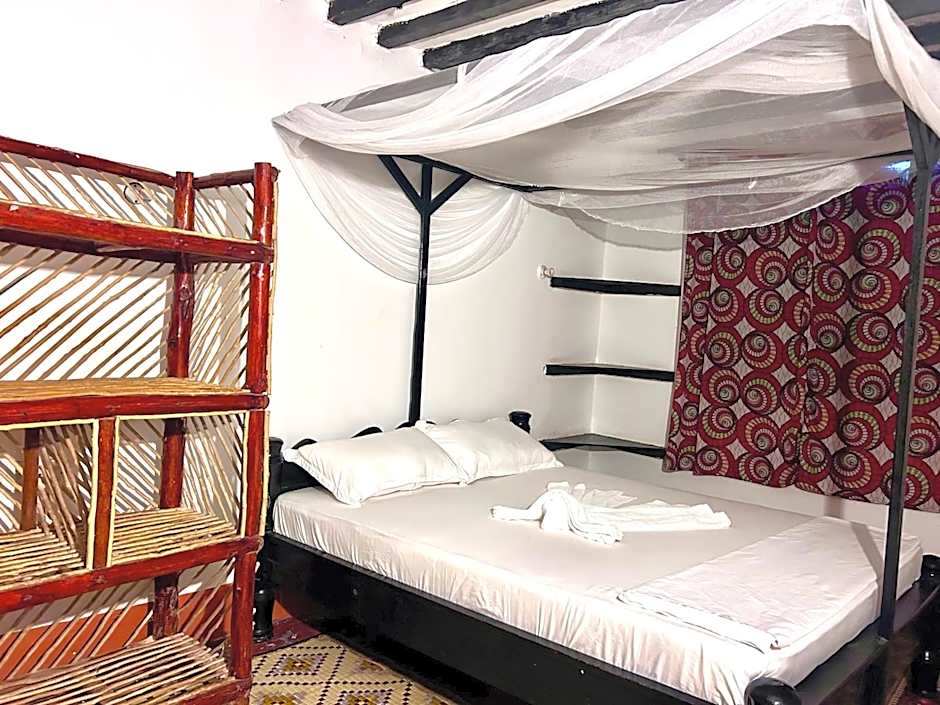Tropinest bungalows & hostel