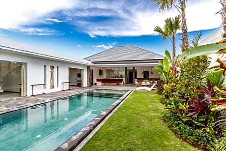 Villa Saha - Elegant 3-Bedroom in Seminyak