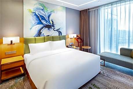 One-Bedroom Suite with Dining and Meeting Areas