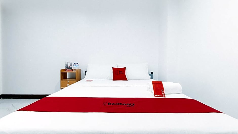 RedDoorz @ Don Martie Beach House Naic Cavite