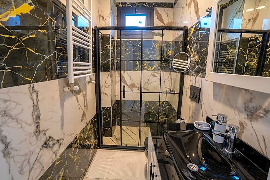 POISON GARDEN SUİTE