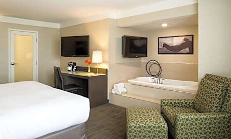 Suite Suite, Jetted Tub