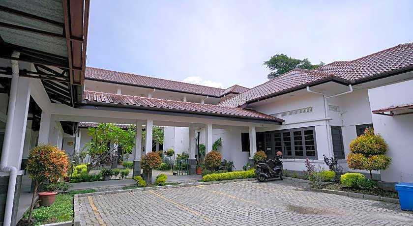 RedDoorz @ Avros Guest House Medan