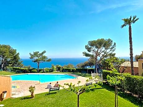 Grande terrasse, piscines, tennis, crique, plage...