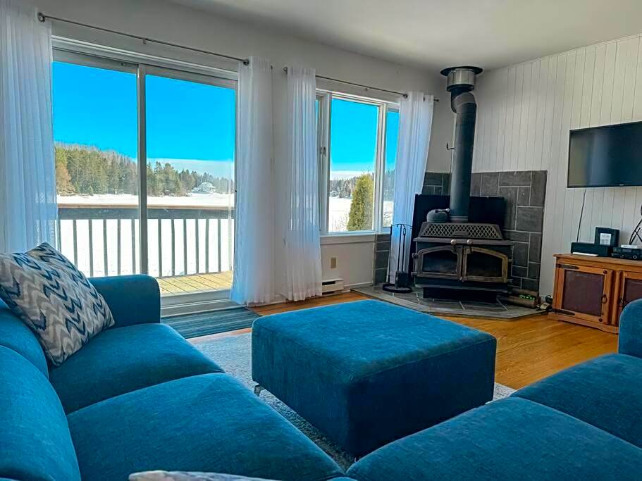 Lake retreat 5BR with SPA, watercraft and kids playground