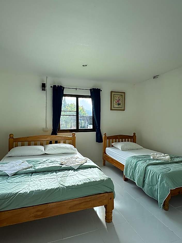 Photo 1 of 4 of 1 King Bed and 1 Twin Bed