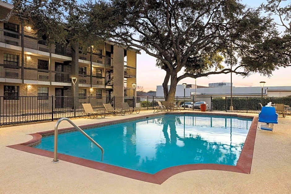 La Quinta Inn San Antonio I-35 N at Toepperwein