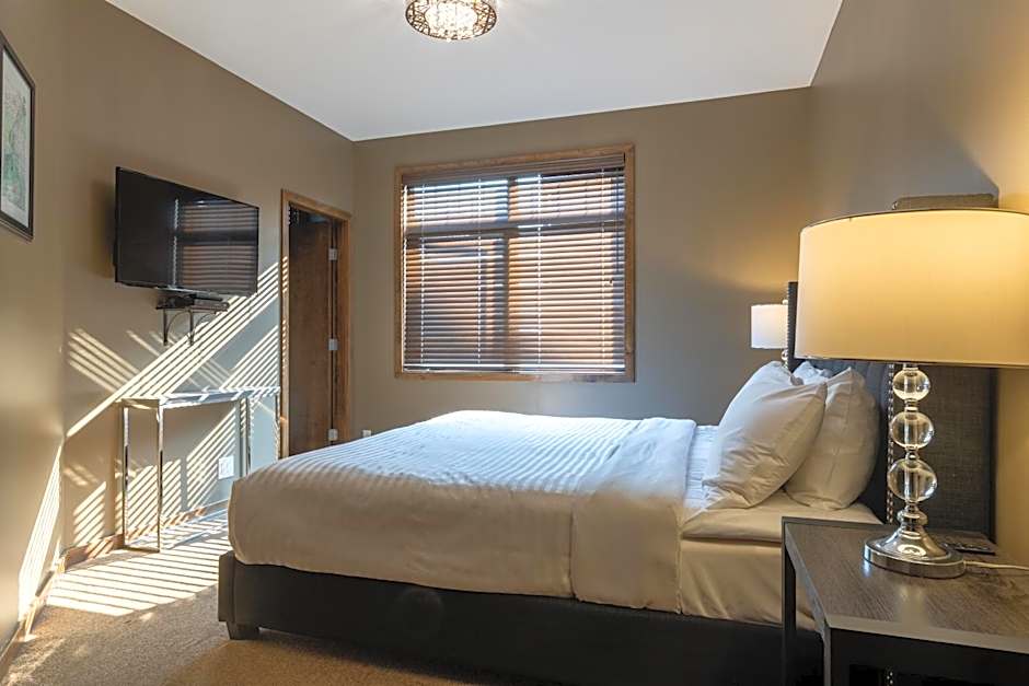 Glacier Mountaineer Lodge