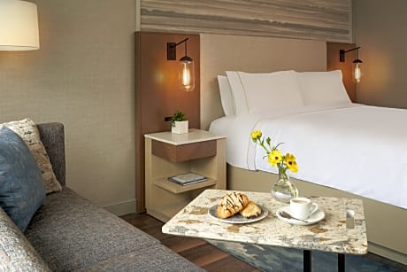 Director's Corner, Club level, Suite, 1 King Murphy, Sofa bed