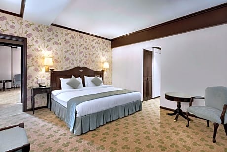 1 King Bed Suite Smoking