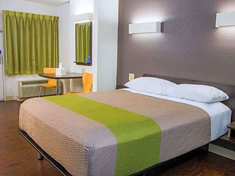 1 Queen Bed Accesible Non Smoking, Refrigerator, Microwave