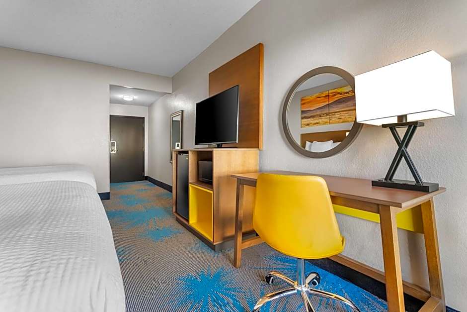 Days Inn & Suites by Wyndham Ridgeland