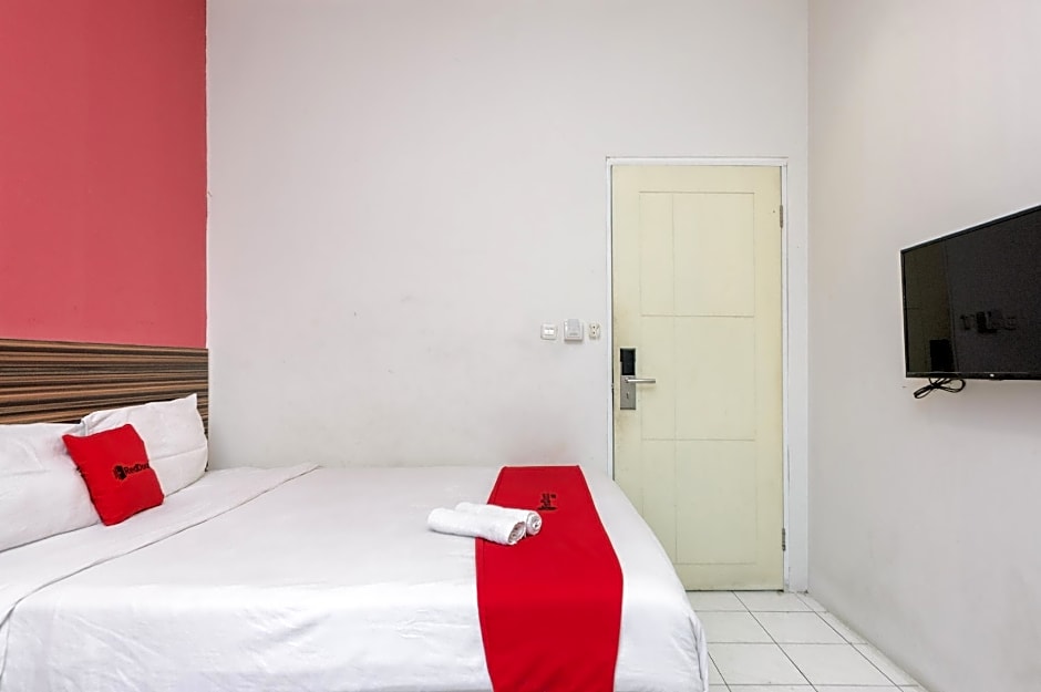 RedDoorz near Seasons City Mall