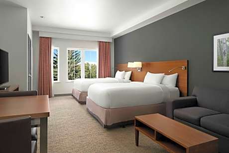 Queen Studio with Sofa Bed and Roll-in Shower - Mobility and Hearing Accessible