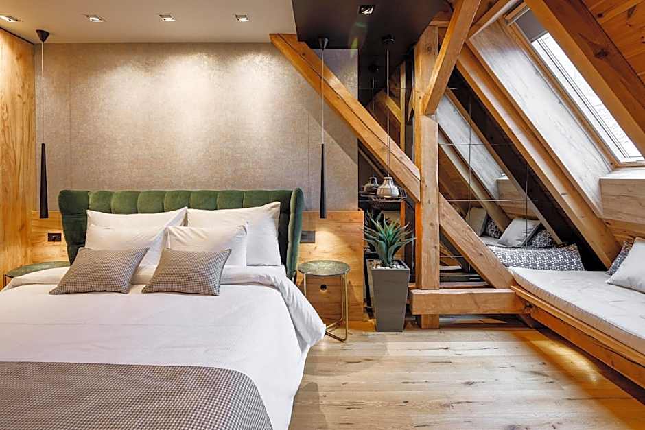 SCHUSTER Boarding House