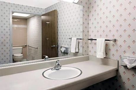 Deluxe Queen Room - Non-Smoking