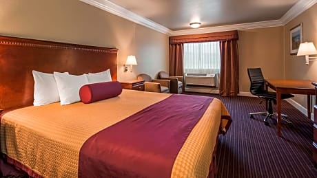 ACCESSIBLE - 1 KING,MOBILITY ACCESSIBLE,BATHTUB,NSMK,CONTINENTAL BREAKFAST