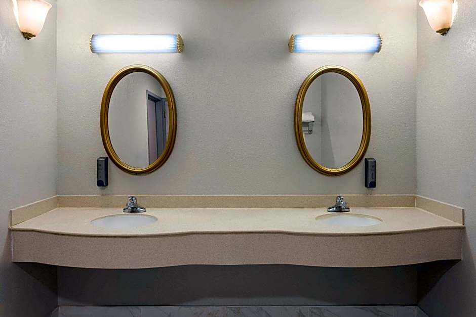 Days Inn & Suites by Wyndham Albany