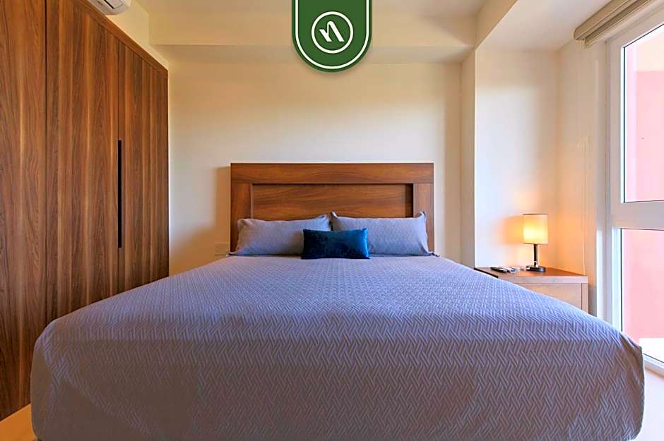 Cozy Apt with Private Terrace - Rooftop Pool