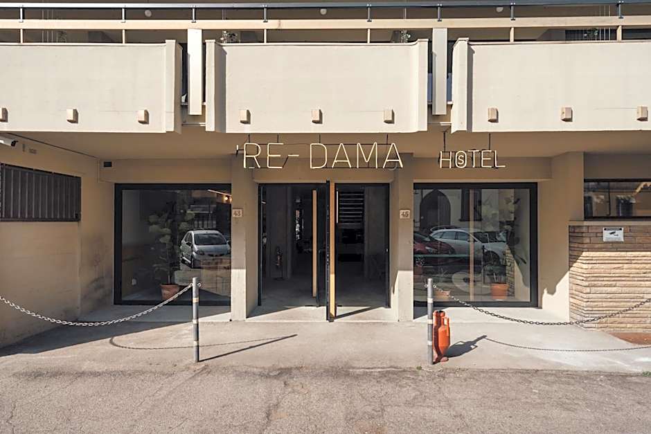 'RE-Dama Hostel
